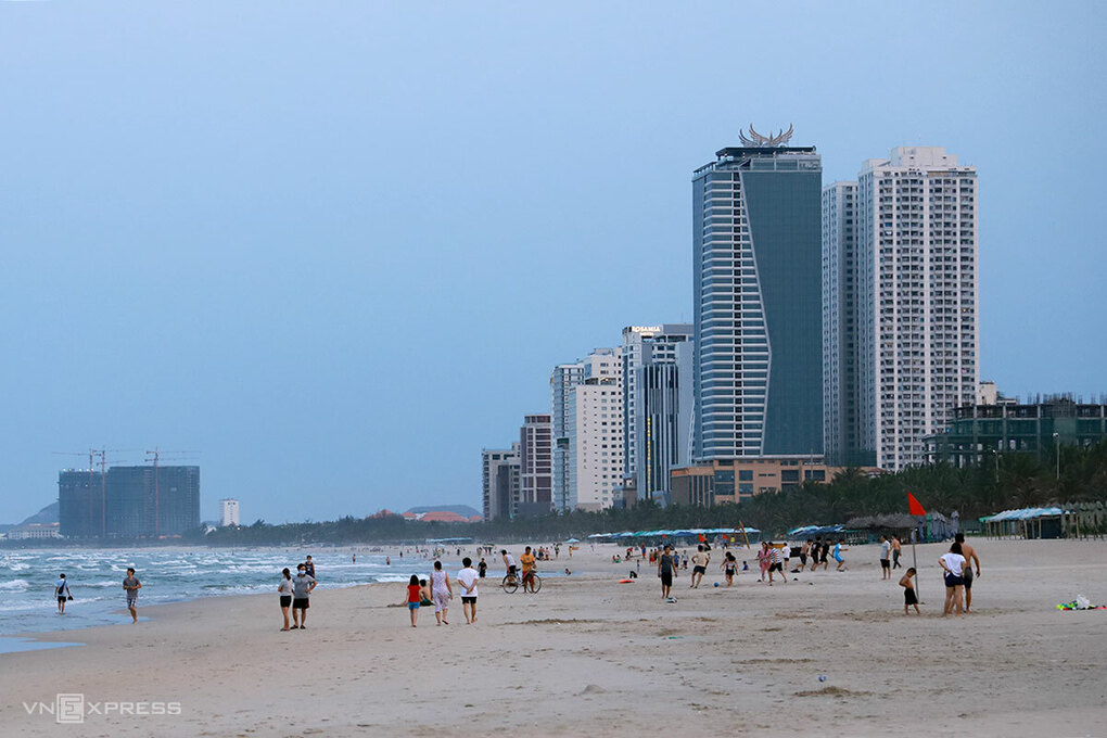 岘港My Khe海滩附近的度假房地产市场。 照片：阮东。