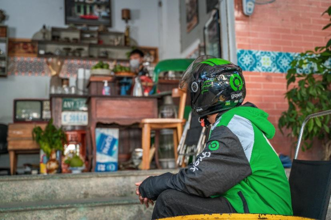 许多商店为 Gojek 员工在翻译季节购买提供安全距离的座位。